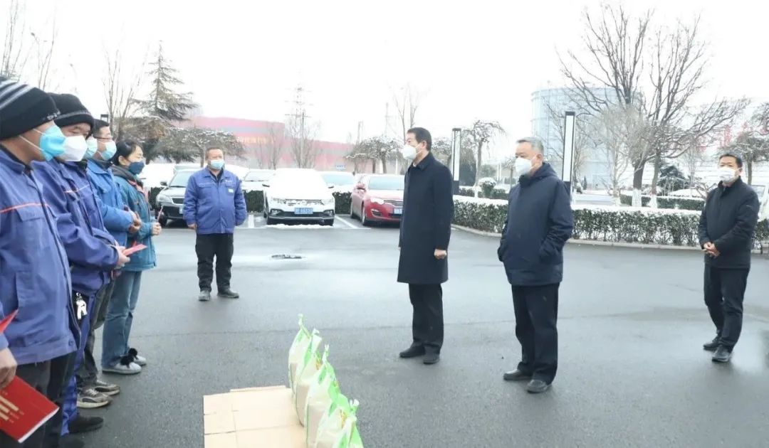 王宝玉书记到九体育官方网站看望慰问职工和劳模李静敏